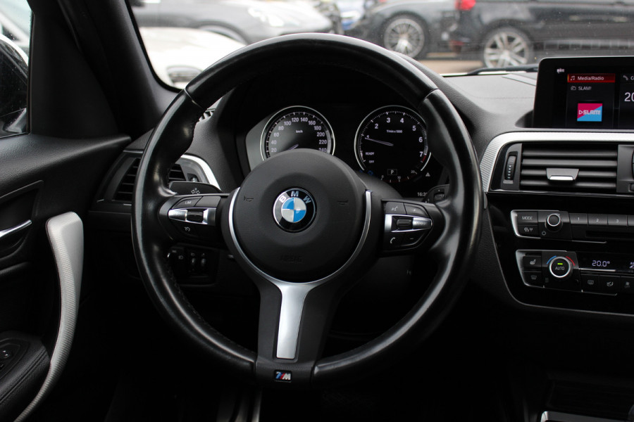 BMW 1-serie 118i Edition M Sport Shadow High Exe. / Leder / Navigatie / Parkeerhulp achter / Keyless / 18'' / Getint glas / Stoelverwarming / Cruise Control