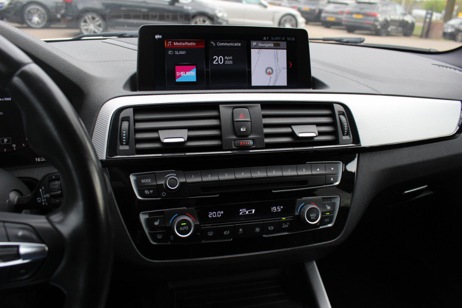 BMW 1-serie 118i Edition M Sport Shadow High Exe. / Leder / Navigatie / Parkeerhulp achter / Keyless / 18'' / Getint glas / Stoelverwarming / Cruise Control
