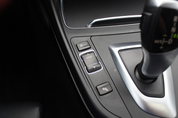BMW 1-serie 118i Edition M Sport Shadow High Exe. / Leder / Navigatie / Parkeerhulp achter / Keyless / 18'' / Getint glas / Stoelverwarming / Cruise Control