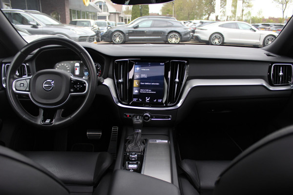 Volvo V60 2.0 T5 R-Design / Trekhaak / Panoramadak / Camera / Leder / Harman Kardon / 20'' / Keyless / CarPlay / Stuurverwarming / Stoelverwarming 4x / DAB / Dodehoek / Cruise Control