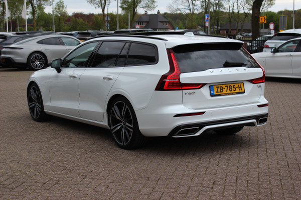 Volvo V60 2.0 T5 R-Design / Trekhaak / Panoramadak / Camera / Leder / Harman Kardon / 20'' / Keyless / CarPlay / Stuurverwarming / Stoelverwarming 4x / DAB / Dodehoek / Cruise Control
