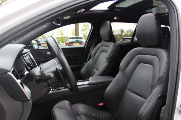 Volvo V60 2.0 T5 R-Design / Trekhaak / Panoramadak / Camera / Leder / Harman Kardon / 20'' / Keyless / CarPlay / Stuurverwarming / Stoelverwarming 4x / DAB / Dodehoek / Cruise Control