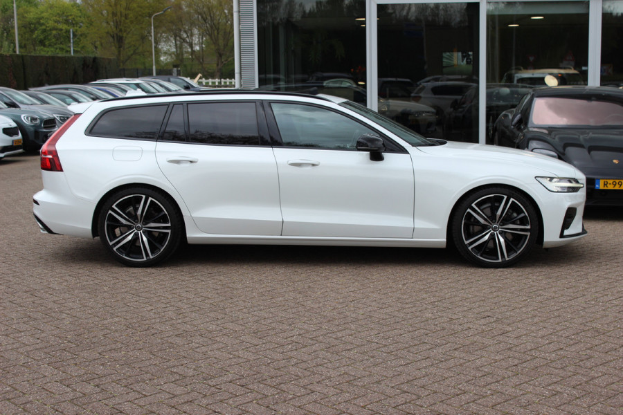 Volvo V60 2.0 T5 R-Design / Trekhaak / Panoramadak / Camera / Leder / Harman Kardon / 20'' / Keyless / CarPlay / Stuurverwarming / Stoelverwarming 4x / DAB / Dodehoek / Cruise Control