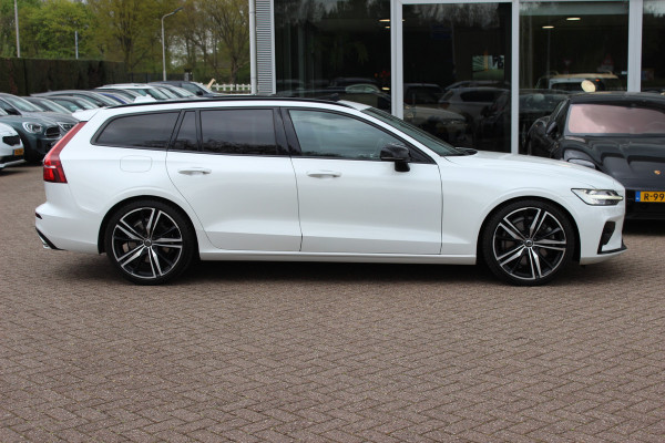 Volvo V60 2.0 T5 R-Design / Trekhaak / Panoramadak / Camera / Leder / Harman Kardon / 20'' / Keyless / CarPlay / Stuurverwarming / Stoelverwarming 4x / DAB / Dodehoek / Cruise Control