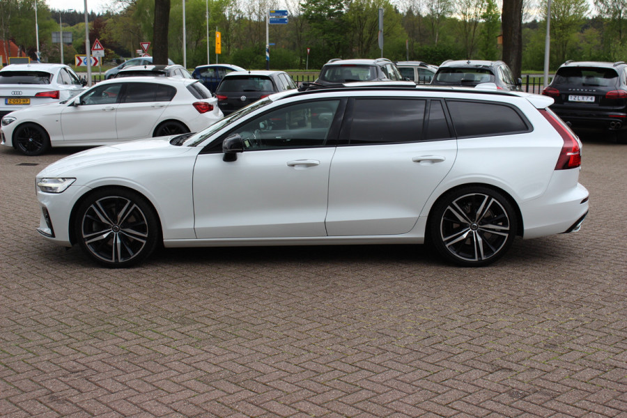 Volvo V60 2.0 T5 R-Design / Trekhaak / Panoramadak / Camera / Leder / Harman Kardon / 20'' / Keyless / CarPlay / Stuurverwarming / Stoelverwarming 4x / DAB / Dodehoek / Cruise Control