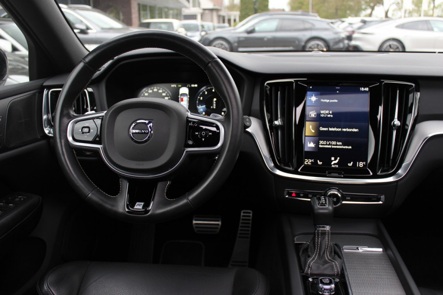 Volvo V60 2.0 T5 R-Design / Trekhaak / Panoramadak / Camera / Leder / Harman Kardon / 20'' / Keyless / CarPlay / Stuurverwarming / Stoelverwarming 4x / DAB / Dodehoek / Cruise Control