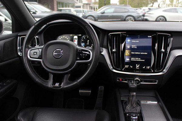 Volvo V60 2.0 T5 R-Design / Trekhaak / Panoramadak / Camera / Leder / Harman Kardon / 20'' / Keyless / CarPlay / Stuurverwarming / Stoelverwarming 4x / DAB / Dodehoek / Cruise Control