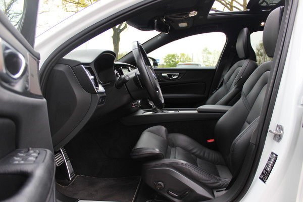Volvo V60 2.0 T5 R-Design / Trekhaak / Panoramadak / Camera / Leder / Harman Kardon / 20'' / Keyless / CarPlay / Stuurverwarming / Stoelverwarming 4x / DAB / Dodehoek / Cruise Control