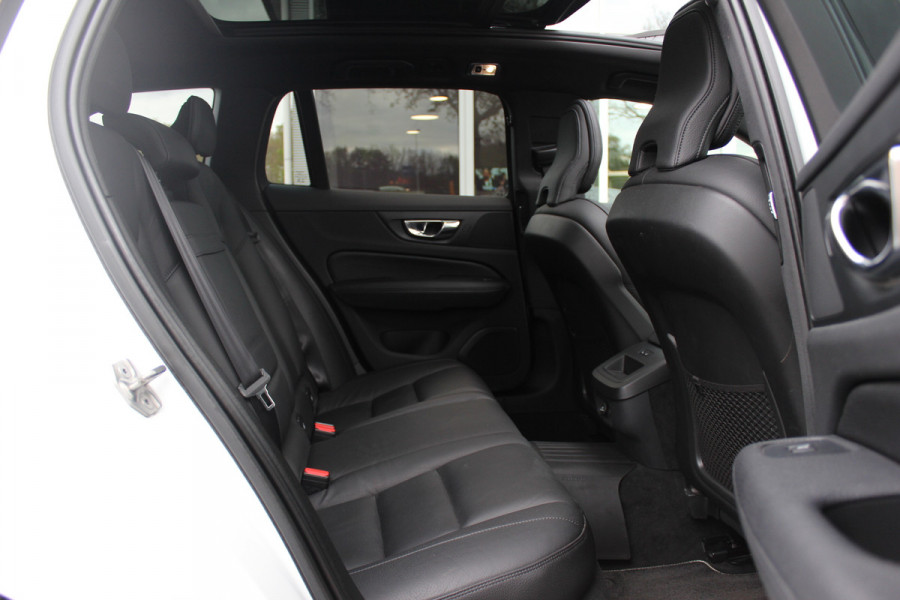 Volvo V60 2.0 T5 R-Design / Trekhaak / Panoramadak / Camera / Leder / Harman Kardon / 20'' / Keyless / CarPlay / Stuurverwarming / Stoelverwarming 4x / DAB / Dodehoek / Cruise Control