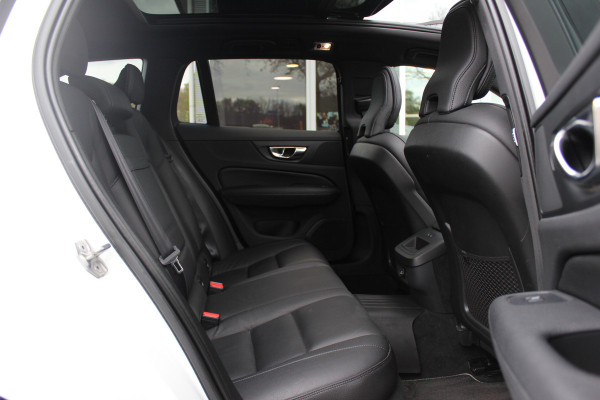 Volvo V60 2.0 T5 R-Design / Trekhaak / Panoramadak / Camera / Leder / Harman Kardon / 20'' / Keyless / CarPlay / Stuurverwarming / Stoelverwarming 4x / DAB / Dodehoek / Cruise Control