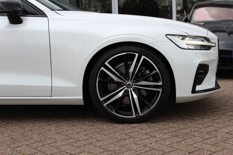 Volvo V60 2.0 T5 R-Design / Trekhaak / Panoramadak / Camera / Leder / Harman Kardon / 20'' / Keyless / CarPlay / Stuurverwarming / Stoelverwarming 4x / DAB / Dodehoek / Cruise Control