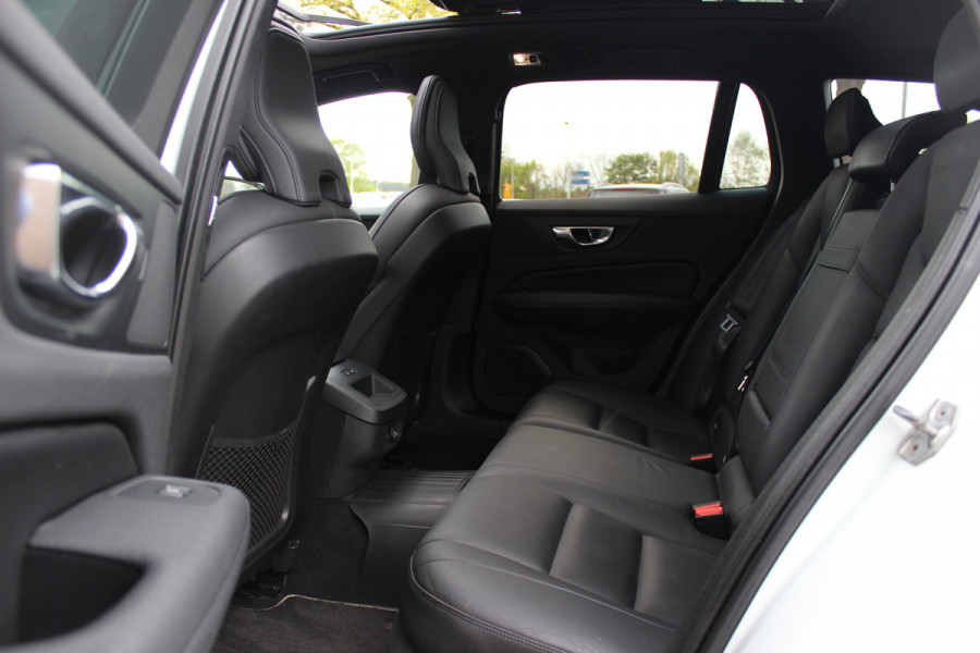 Volvo V60 2.0 T5 R-Design / Trekhaak / Panoramadak / Camera / Leder / Harman Kardon / 20'' / Keyless / CarPlay / Stuurverwarming / Stoelverwarming 4x / DAB / Dodehoek / Cruise Control