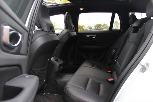 Volvo V60 2.0 T5 R-Design / Trekhaak / Panoramadak / Camera / Leder / Harman Kardon / 20'' / Keyless / CarPlay / Stuurverwarming / Stoelverwarming 4x / DAB / Dodehoek / Cruise Control