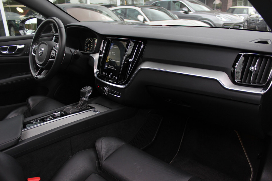 Volvo V60 2.0 T5 R-Design / Trekhaak / Panoramadak / Camera / Leder / Harman Kardon / 20'' / Keyless / CarPlay / Stuurverwarming / Stoelverwarming 4x / DAB / Dodehoek / Cruise Control