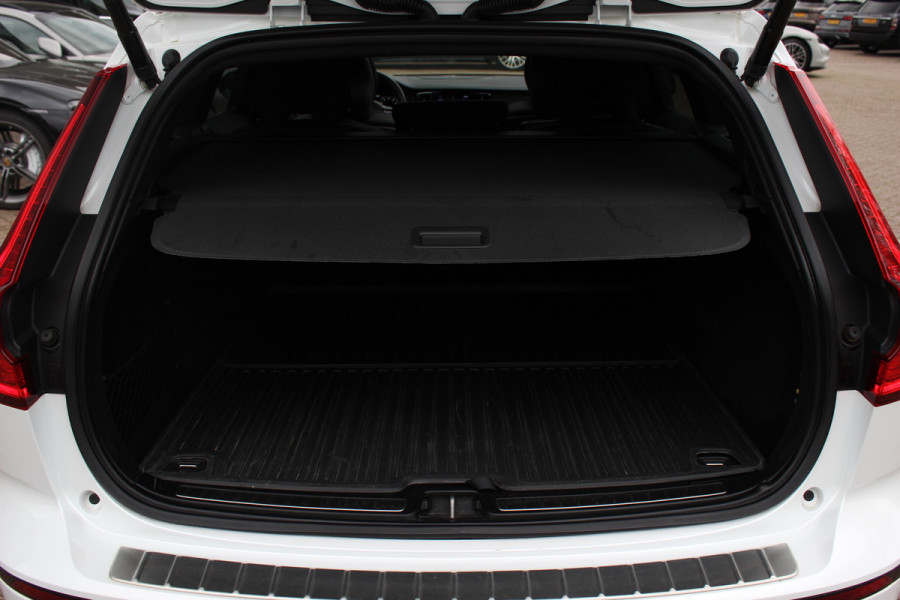 Volvo V60 2.0 T5 R-Design / Trekhaak / Panoramadak / Camera / Leder / Harman Kardon / 20'' / Keyless / CarPlay / Stuurverwarming / Stoelverwarming 4x / DAB / Dodehoek / Cruise Control