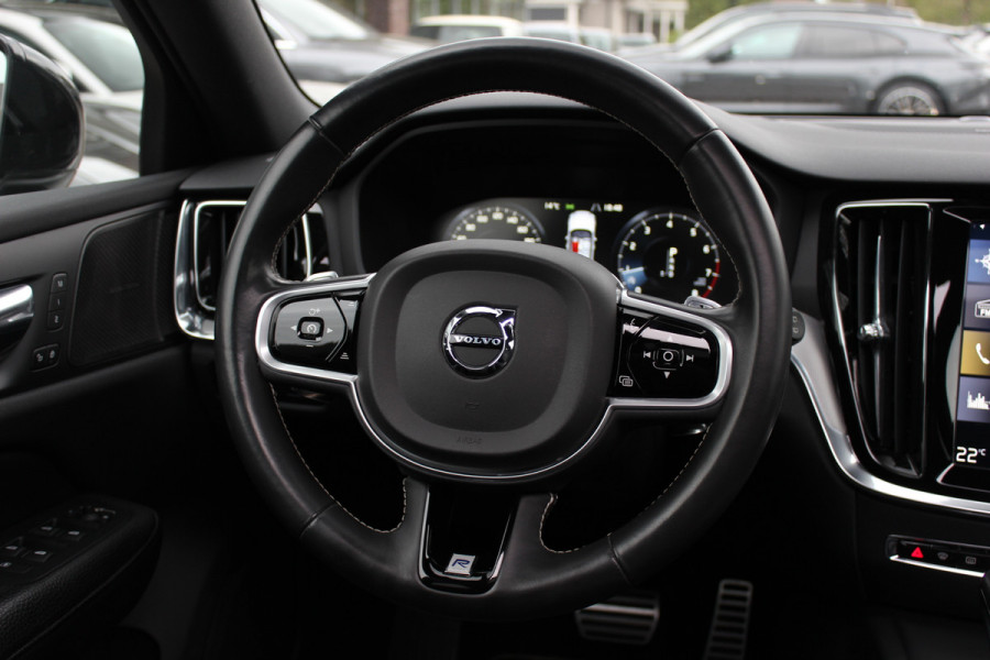 Volvo V60 2.0 T5 R-Design / Trekhaak / Panoramadak / Camera / Leder / Harman Kardon / 20'' / Keyless / CarPlay / Stuurverwarming / Stoelverwarming 4x / DAB / Dodehoek / Cruise Control