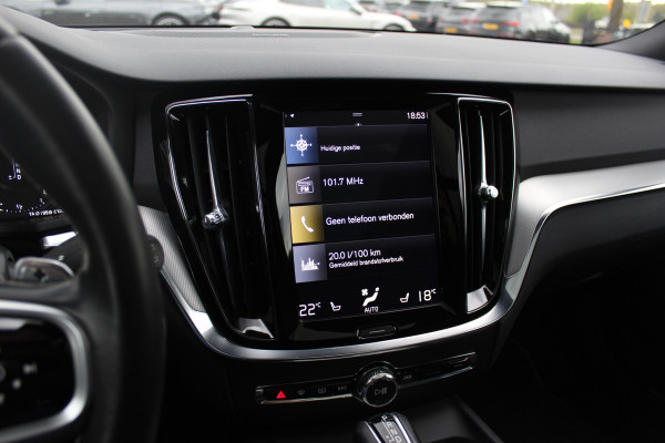 Volvo V60 2.0 T5 R-Design / Trekhaak / Panoramadak / Camera / Leder / Harman Kardon / 20'' / Keyless / CarPlay / Stuurverwarming / Stoelverwarming 4x / DAB / Dodehoek / Cruise Control