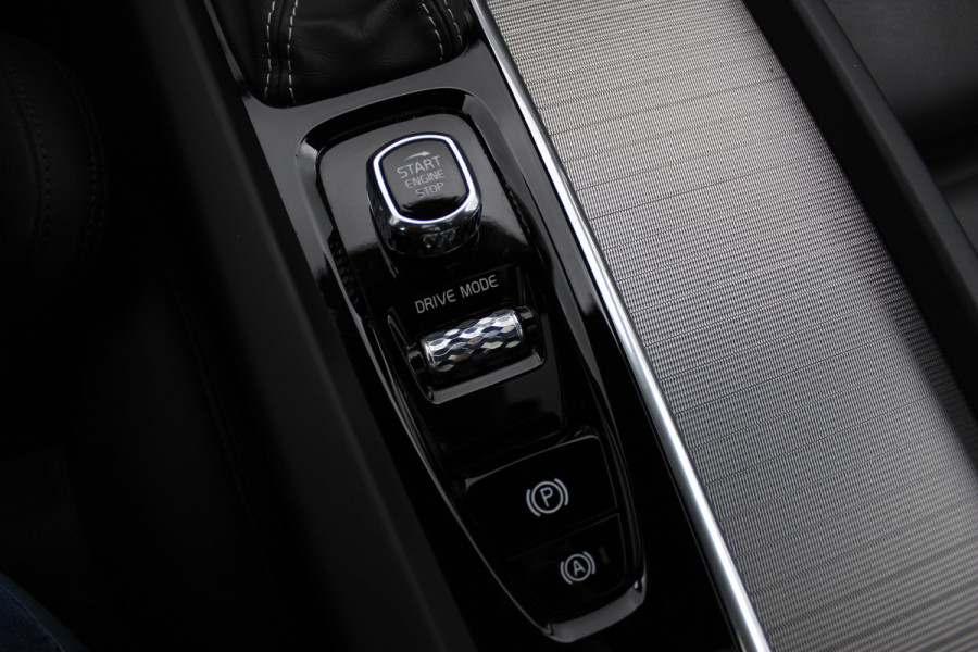 Volvo V60 2.0 T5 R-Design / Trekhaak / Panoramadak / Camera / Leder / Harman Kardon / 20'' / Keyless / CarPlay / Stuurverwarming / Stoelverwarming 4x / DAB / Dodehoek / Cruise Control