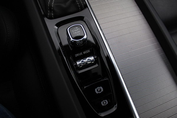Volvo V60 2.0 T5 R-Design / Trekhaak / Panoramadak / Camera / Leder / Harman Kardon / 20'' / Keyless / CarPlay / Stuurverwarming / Stoelverwarming 4x / DAB / Dodehoek / Cruise Control