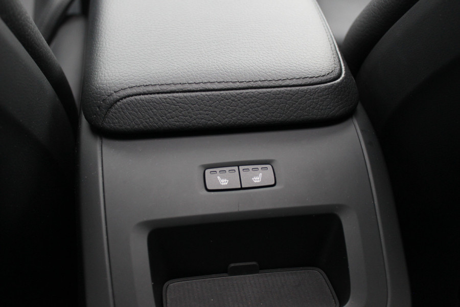 Volvo V60 2.0 T5 R-Design / Trekhaak / Panoramadak / Camera / Leder / Harman Kardon / 20'' / Keyless / CarPlay / Stuurverwarming / Stoelverwarming 4x / DAB / Dodehoek / Cruise Control