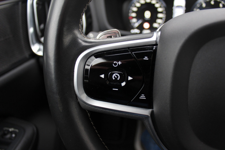 Volvo V60 2.0 T5 R-Design / Trekhaak / Panoramadak / Camera / Leder / Harman Kardon / 20'' / Keyless / CarPlay / Stuurverwarming / Stoelverwarming 4x / DAB / Dodehoek / Cruise Control