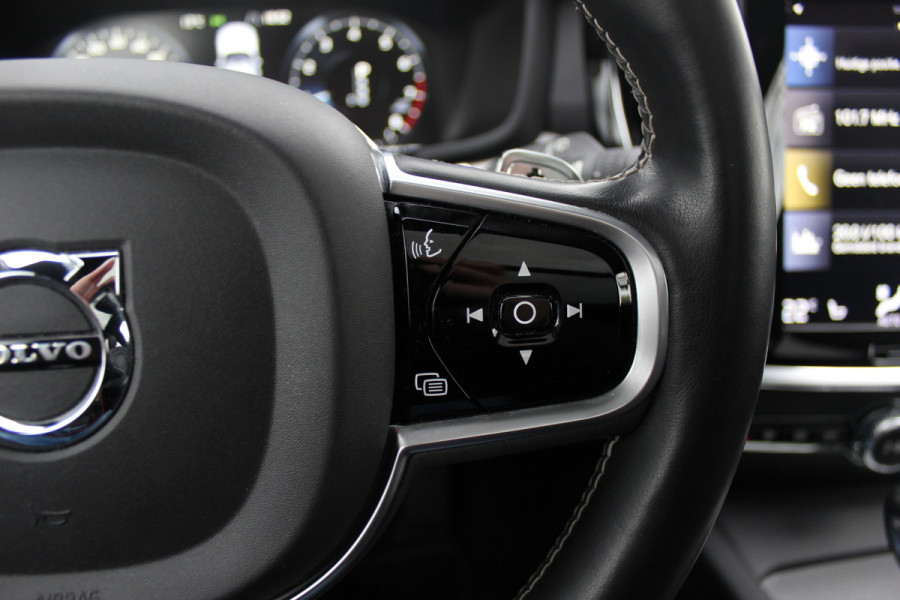 Volvo V60 2.0 T5 R-Design / Trekhaak / Panoramadak / Camera / Leder / Harman Kardon / 20'' / Keyless / CarPlay / Stuurverwarming / Stoelverwarming 4x / DAB / Dodehoek / Cruise Control