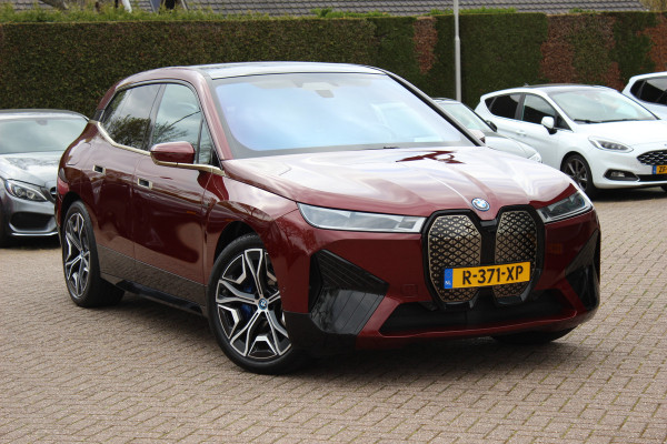 BMW iX xDrive40 High Executive 77 kWh / Trekhaak / Panoramadak / 360Camera / Head-up / Leder / Softclose / Harman Kardon / 21'' / Keyless / Stoelventilatie+Verwarming / Stuurverwarming / Dodehoek / DAB / ACC