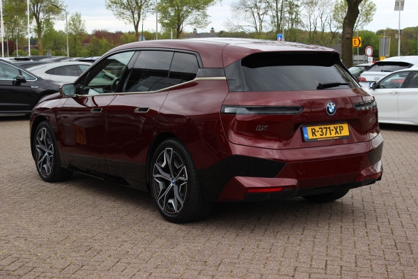 BMW iX xDrive40 High Executive 77 kWh / Trekhaak / Panoramadak / 360Camera / Head-up / Leder / Softclose / Harman Kardon / 21'' / Keyless / Stoelventilatie+Verwarming / Stuurverwarming / Dodehoek / DAB / ACC