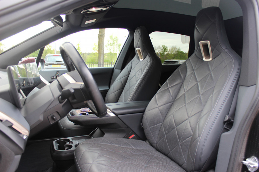 BMW iX xDrive40 High Executive 77 kWh / Trekhaak / Panoramadak / 360Camera / Head-up / Leder / Softclose / Harman Kardon / 21'' / Keyless / Stoelventilatie+Verwarming / Stuurverwarming / Dodehoek / DAB / ACC