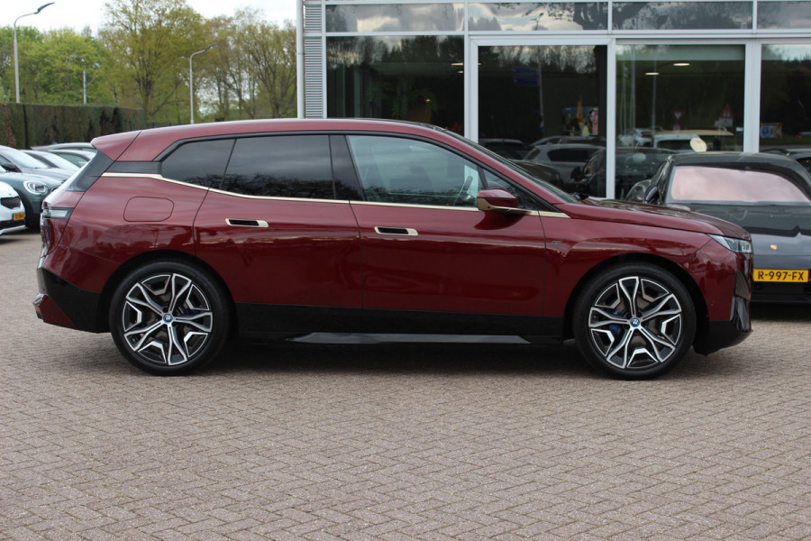 BMW iX xDrive40 High Executive 77 kWh / Trekhaak / Panoramadak / 360Camera / Head-up / Leder / Softclose / Harman Kardon / 21'' / Keyless / Stoelventilatie+Verwarming / Stuurverwarming / Dodehoek / DAB / ACC