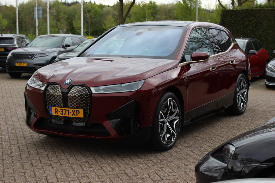 BMW iX xDrive40 High Executive 77 kWh / Trekhaak / Panoramadak / 360Camera / Head-up / Leder / Softclose / Harman Kardon / 21'' / Keyless / Stoelventilatie+Verwarming / Stuurverwarming / Dodehoek / DAB / ACC