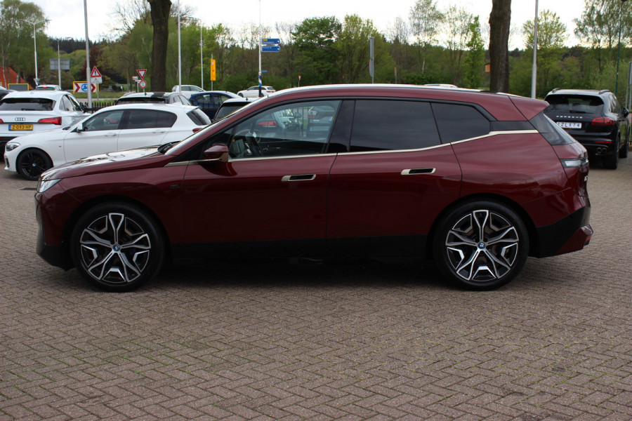 BMW iX xDrive40 High Executive 77 kWh / Trekhaak / Panoramadak / 360Camera / Head-up / Leder / Softclose / Harman Kardon / 21'' / Keyless / Stoelventilatie+Verwarming / Stuurverwarming / Dodehoek / DAB / ACC
