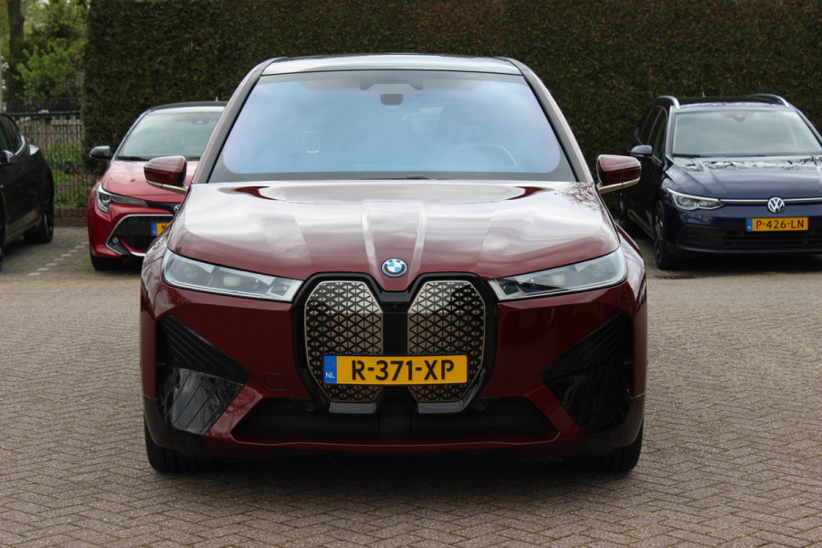 BMW iX xDrive40 High Executive 77 kWh / Trekhaak / Panoramadak / 360Camera / Head-up / Leder / Softclose / Harman Kardon / 21'' / Keyless / Stoelventilatie+Verwarming / Stuurverwarming / Dodehoek / DAB / ACC
