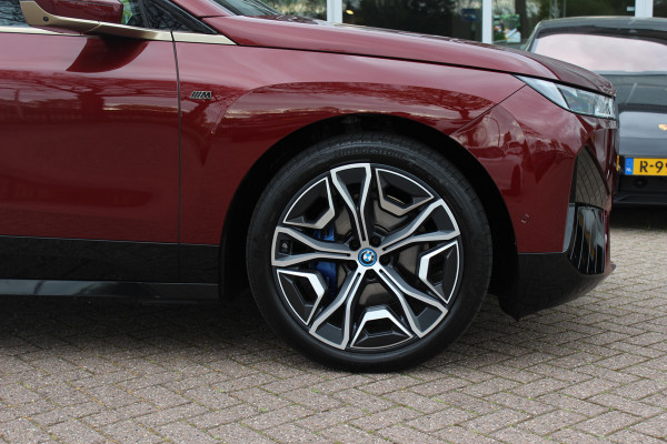 BMW iX xDrive40 High Executive 77 kWh / Trekhaak / Panoramadak / 360Camera / Head-up / Leder / Softclose / Harman Kardon / 21'' / Keyless / Stoelventilatie+Verwarming / Stuurverwarming / Dodehoek / DAB / ACC