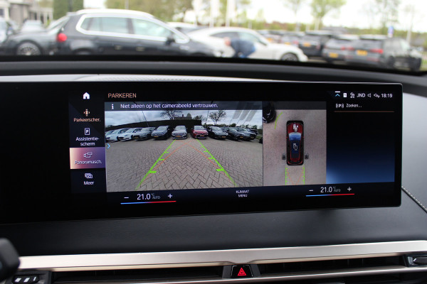 BMW iX xDrive40 High Executive 77 kWh / Trekhaak / Panoramadak / 360Camera / Head-up / Leder / Softclose / Harman Kardon / 21'' / Keyless / Stoelventilatie+Verwarming / Stuurverwarming / Dodehoek / DAB / ACC