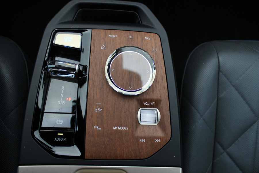 BMW iX xDrive40 High Executive 77 kWh / Trekhaak / Panoramadak / 360Camera / Head-up / Leder / Softclose / Harman Kardon / 21'' / Keyless / Stoelventilatie+Verwarming / Stuurverwarming / Dodehoek / DAB / ACC