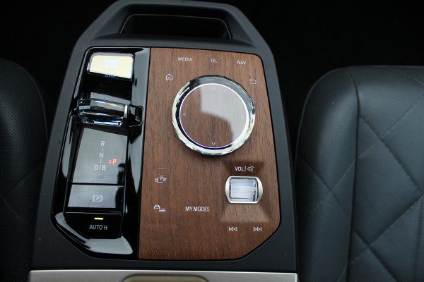 BMW iX xDrive40 High Executive 77 kWh / Trekhaak / Panoramadak / 360Camera / Head-up / Leder / Softclose / Harman Kardon / 21'' / Keyless / Stoelventilatie+Verwarming / Stuurverwarming / Dodehoek / DAB / ACC