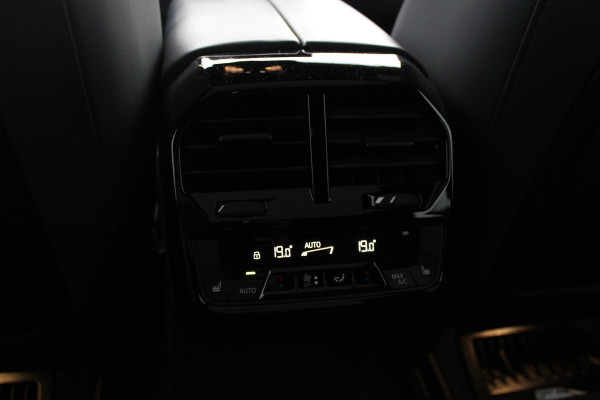 BMW iX xDrive40 High Executive 77 kWh / Trekhaak / Panoramadak / 360Camera / Head-up / Leder / Softclose / Harman Kardon / 21'' / Keyless / Stoelventilatie+Verwarming / Stuurverwarming / Dodehoek / DAB / ACC