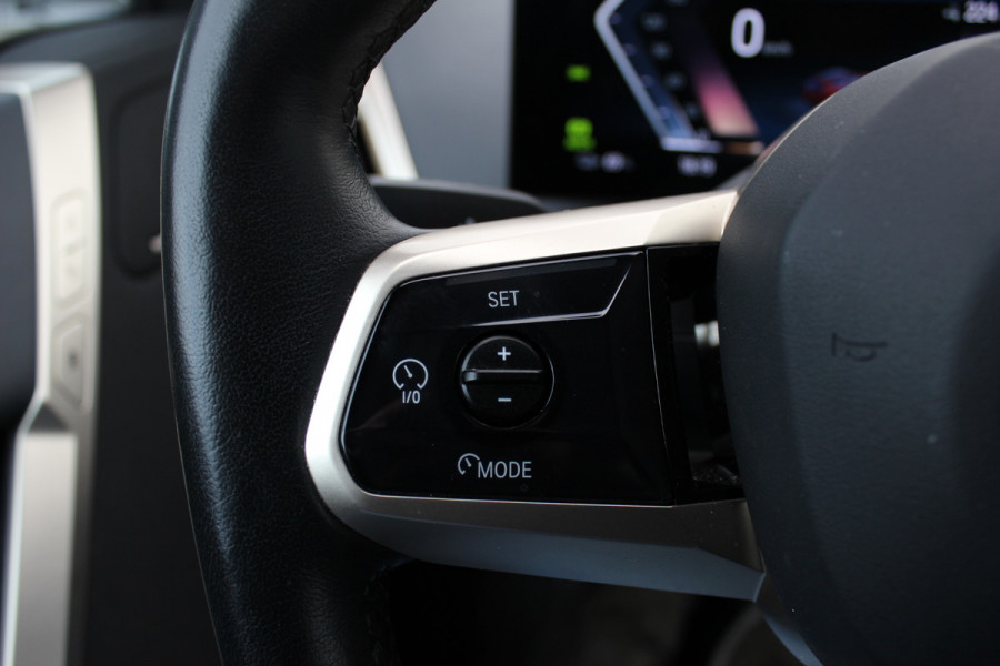BMW iX xDrive40 High Executive 77 kWh / Trekhaak / Panoramadak / 360Camera / Head-up / Leder / Softclose / Harman Kardon / 21'' / Keyless / Stoelventilatie+Verwarming / Stuurverwarming / Dodehoek / DAB / ACC