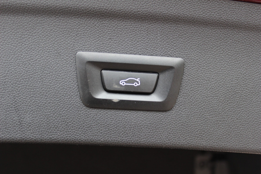 BMW iX xDrive40 High Executive 77 kWh / Trekhaak / Panoramadak / 360Camera / Head-up / Leder / Softclose / Harman Kardon / 21'' / Keyless / Stoelventilatie+Verwarming / Stuurverwarming / Dodehoek / DAB / ACC