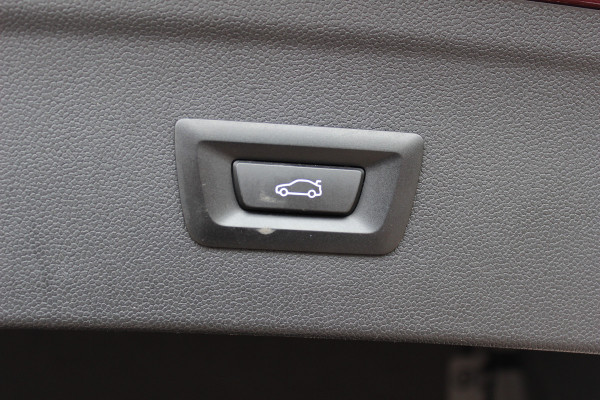 BMW iX xDrive40 High Executive 77 kWh / Trekhaak / Panoramadak / 360Camera / Head-up / Leder / Softclose / Harman Kardon / 21'' / Keyless / Stoelventilatie+Verwarming / Stuurverwarming / Dodehoek / DAB / ACC