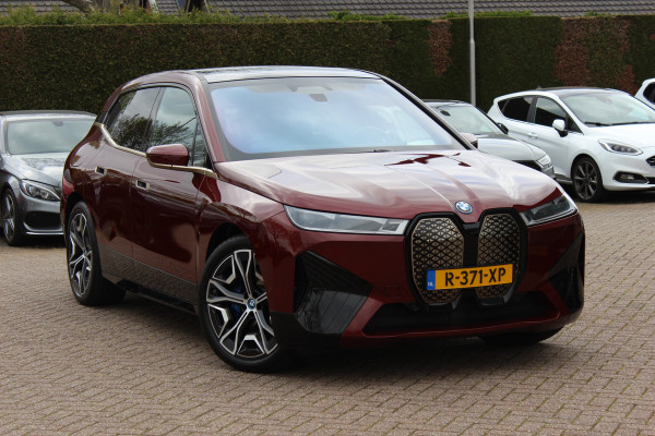 BMW iX xDrive40 High Executive 77 kWh / Trekhaak / Panoramadak / 360Camera / Head-up / Leder / Softclose / Harman Kardon / 21'' / Keyless / Stoelventilatie+Verwarming / Stuurverwarming / Dodehoek / DAB / ACC