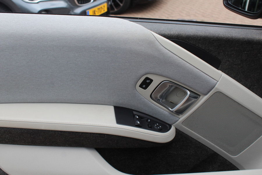 BMW i3 S 120Ah 42 kWh / Camera / Warmtepomp / Navi. Proff / 18'' / Stoelverwarming / DAB / Getint glas / Cruise Control