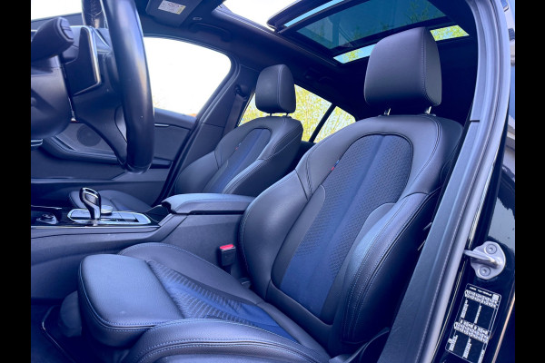 BMW 1-serie 120i Executive Pano/Led/Sfeer/AppleCar