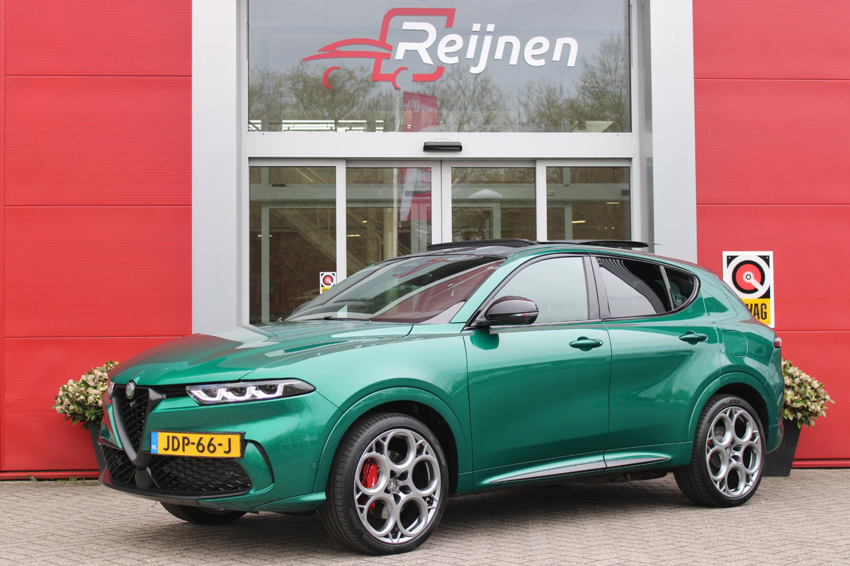 Alfa Romeo Tonale 1.3T PHEV 280PK TRIBUTO ITALIANO | PANORAMISCH SCHUIF / KANTELDAK | ZWART DAK | ZWART LEDEREN BEKLEDING MET RODE ACCENTEN/ GEBORDUURD "TRIBUTO ITALIANO" LOGO OP HOOFD STEUNEN | VOORSTOELEN / STUUR VERWARMD | VOORSTOELEN ELEKTRISCH VERSTELBAAR | HARMAN KARDON | DRAADLOOS APPLE CARPLAY / ANDROID AUTO | 360° CAMERA | AUTOMATISCH DIMMENDE BUITENSPIEGELS | 20"INCH LICHTMETALEN VELGEN | ADAPTIVE CRUISE CONTROL | KEYLESS ENTRY / START | ELEKTRISCH BEDIENBARE ACHTERKLEP | DRAADLOZE TELEFOONLADER | AMBIENT LIGHTING | DONKERE HEMELBEKLEDING | SCHAKELFLIPPERS AAN HET STUUR | VERW