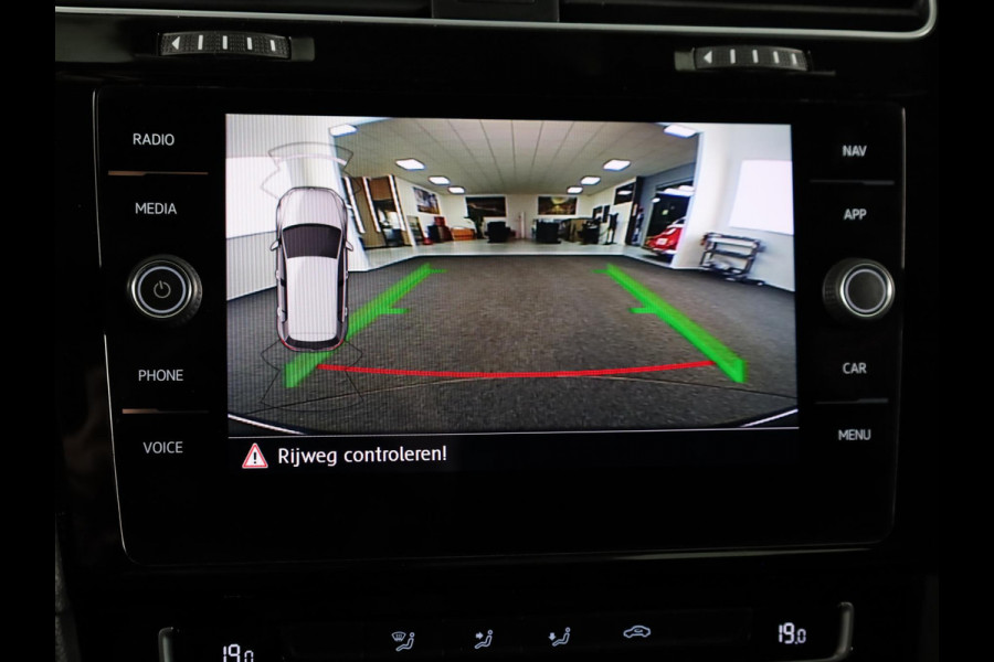 Volkswagen Golf 1.5 TSI Highline Business R 150 PK | Automaat (DSG) | Navigatie | Camera | Digitaal dashboard