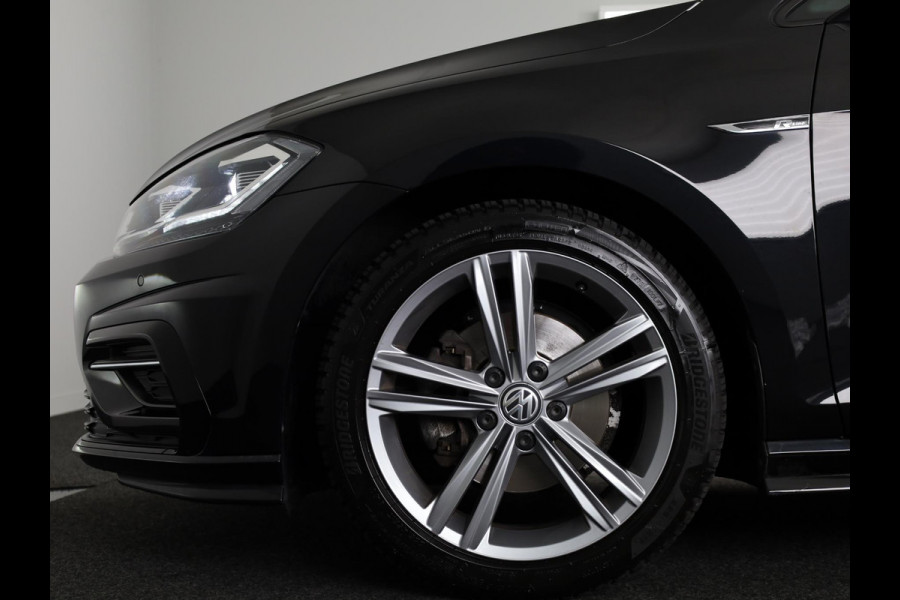 Volkswagen Golf 1.5 TSI Highline Business R 150 PK | Automaat (DSG) | Navigatie | Camera | Digitaal dashboard