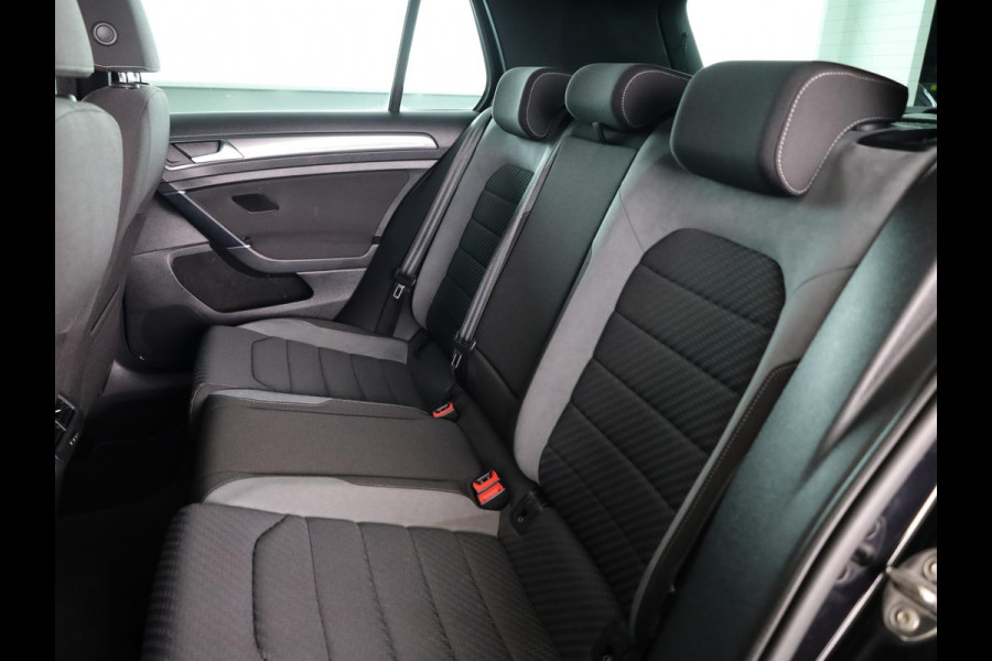 Volkswagen Golf 1.5 TSI Highline Business R 150 PK | Automaat (DSG) | Navigatie | Camera | Digitaal dashboard