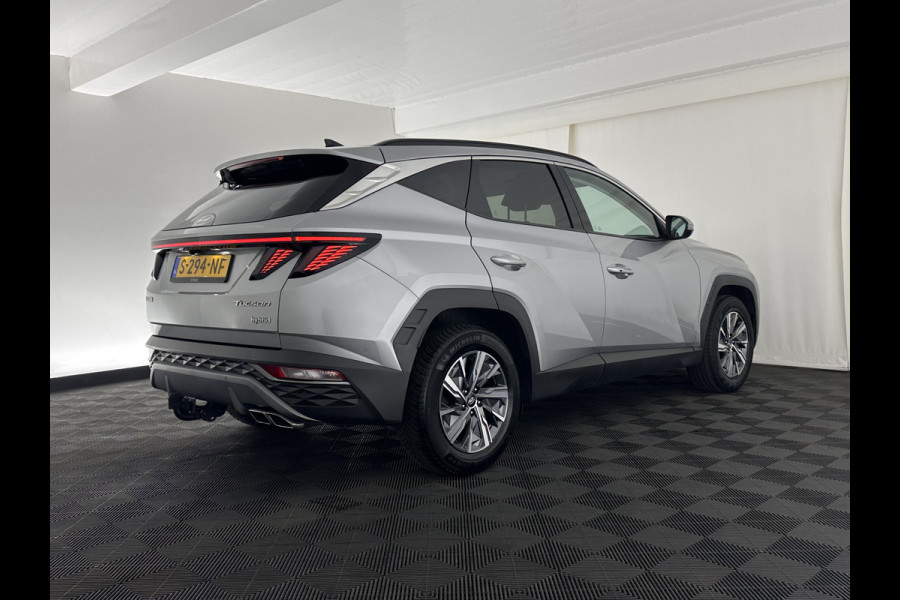 Hyundai Tucson 1.6 T-GDI HEV Comfort Smart (INCL-BTW) *FULL-LED | ADAPTIVE-CRUISE | HEATED-COMFORTSEATS | KEYLESS | CAMERA | DIGI-COCKPIT | PRIVACY-GLASS | SHIFTPADDLES | ECC | PDC | 17''ALU*