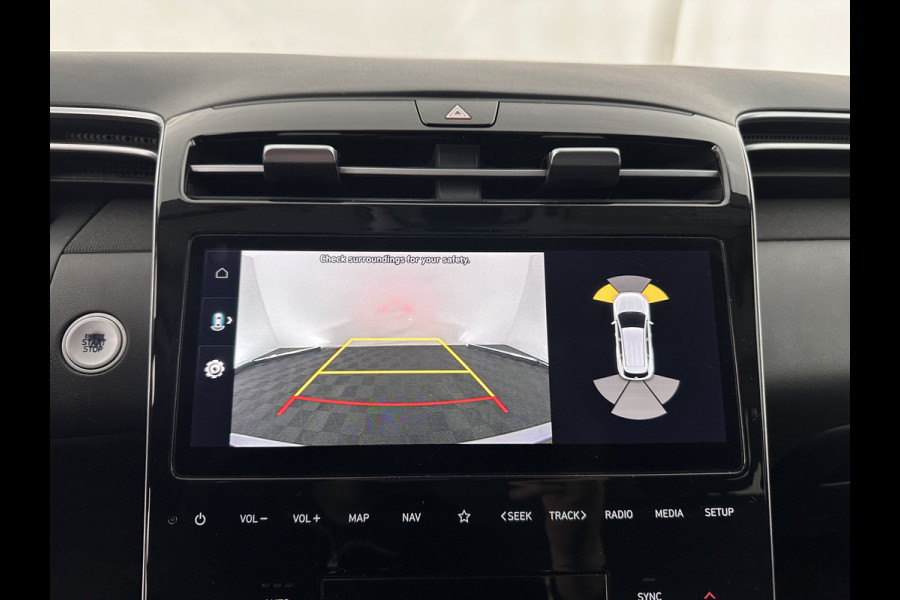 Hyundai Tucson 1.6 T-GDI HEV Comfort Smart (INCL-BTW) *FULL-LED | ADAPTIVE-CRUISE | HEATED-COMFORTSEATS | KEYLESS | CAMERA | DIGI-COCKPIT | PRIVACY-GLASS | SHIFTPADDLES | ECC | PDC | 17''ALU*